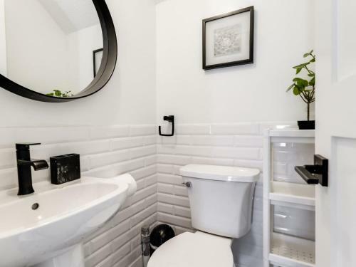 Charming And Newly Renovated Home In Arnprior