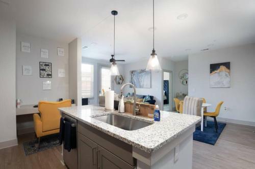 Apartamento Plush & Luxe Modern Downtown 2br/2ba Spacious Apt!