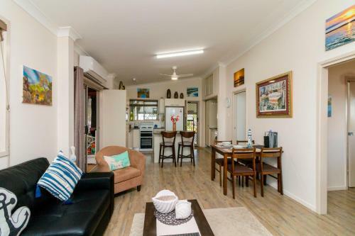 Villa Nature Lovers Waterfront Paradise In Boonooroo