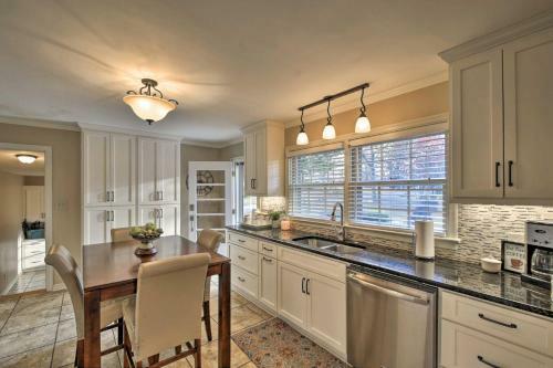 Charming Florence Home With Fireplace And Grill!