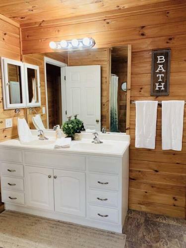 Peaceful Hideaway Treehouse At Little River Canyon