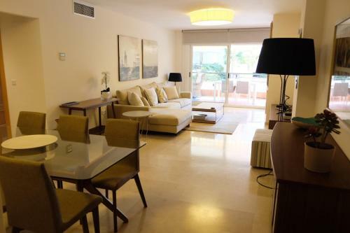 Luxury Modern Apartment With Terrace, Pool And Garage!