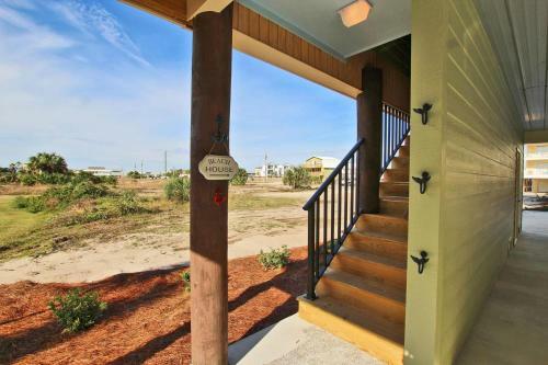 Romeo Beach By Youngs Suncoast