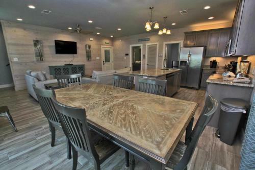 Romeo Beach By Youngs Suncoast