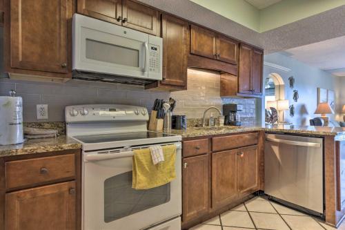 Apartamento Beachfront Condo With Balconies And Pool Access!