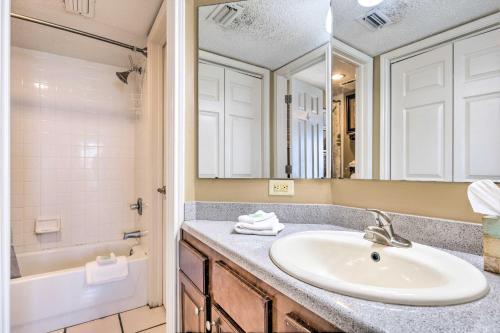 Apartamento Beachfront Condo With Balconies And Pool Access!