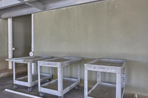 The Colonnades IV