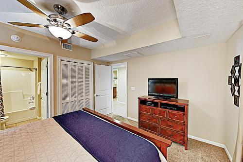 The Colonnades #1402
