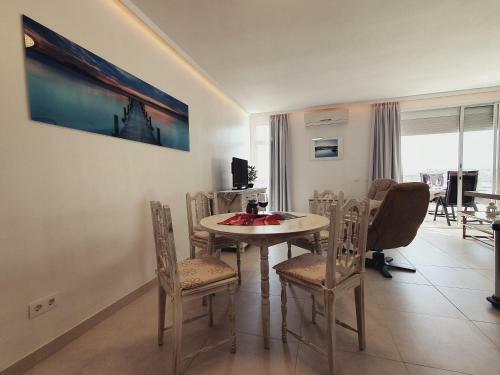 Elegant And Spacious Apartment With Sea Vieuw