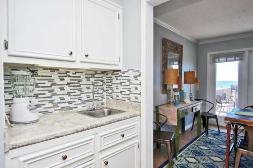 Marilyns Cottage By Youngs Suncoast
