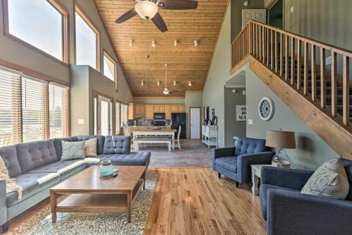 Waterfront Riverside Home With Grill And On-site Dock!