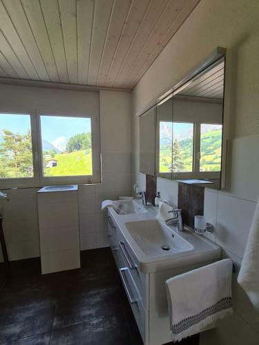New Chalet With Breathtaking Views!