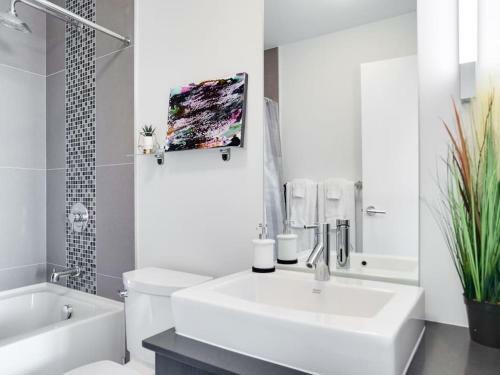 New Sweeping Views Luxury 2br Suite Pool Table, Rooftop Patio, Bbq, Coffee