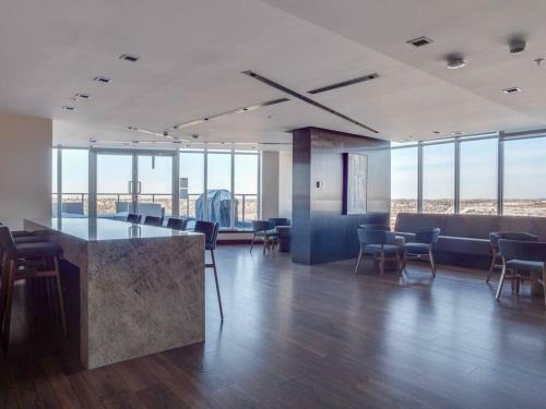 New Sweeping Views Luxury 2br Suite Pool Table, Rooftop Patio, Bbq, Coffee