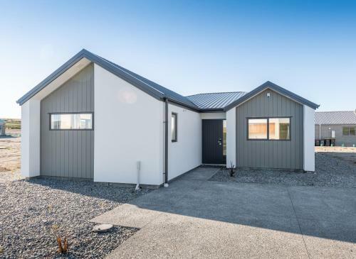 Akin Holiday House