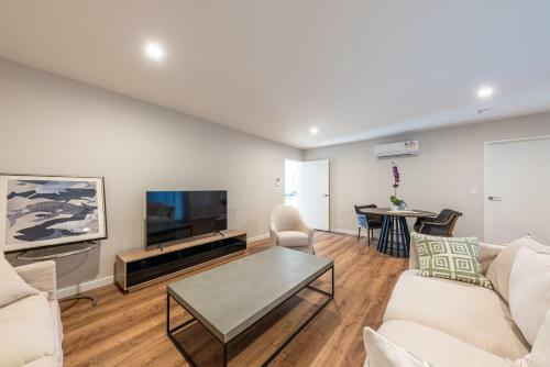 Akin Holiday House