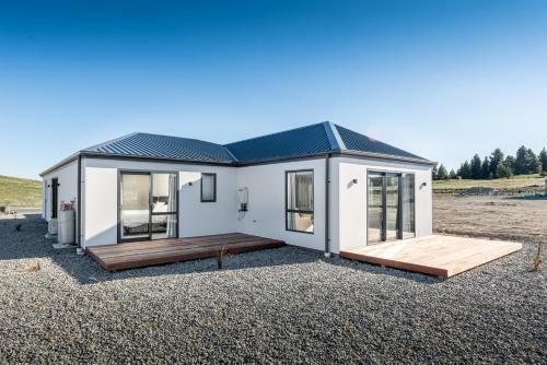 Akin Holiday House