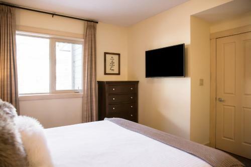 Apartamento Comfy 2 Bdr Mountain Launch Pad, 3 Hot Tubs & Pool, King Bed, Heated Parking
