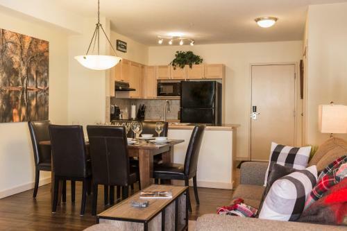 Apartamento Comfy 2 Bdr Mountain Launch Pad, 3 Hot Tubs & Pool, King Bed, Heated Parking