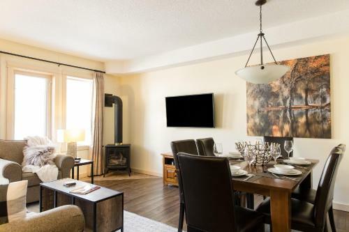 Apartamento Comfy 2 Bdr Mountain Launch Pad, 3 Hot Tubs & Pool, King Bed, Heated Parking