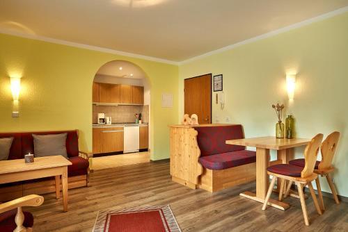 Apartamentos G�stehaus Strasser Hotel Garni