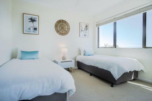 New Listing Retro Beach Style Apartment With Ocean Views