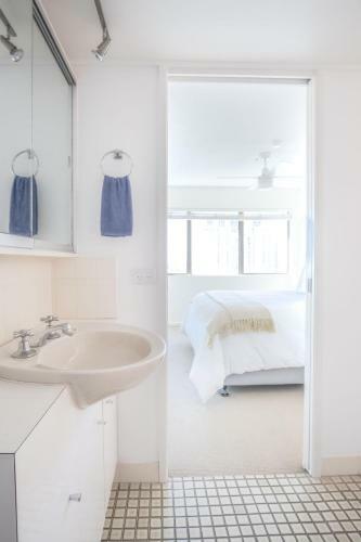 New Listing Retro Beach Style Apartment With Ocean Views
