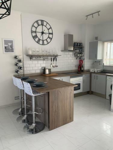 Tres Hermanos - Spacious Modern 2 Bedroom Apartment