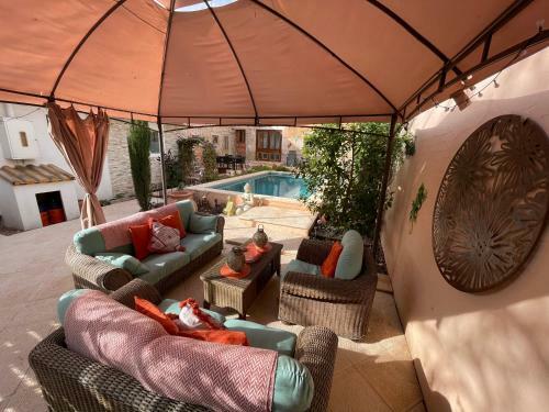 The Garden Apartment With A Private Garden & Shared Pool