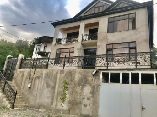 Villa Qusar, Ba? Evi