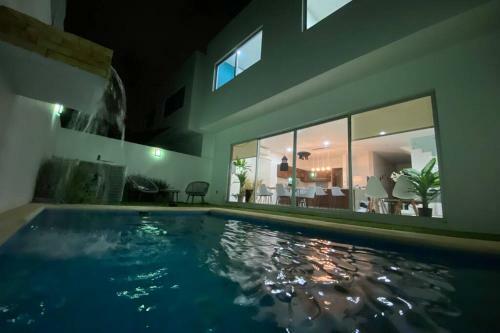 Gorgeous Villa W/ Private Pool Near The Beach