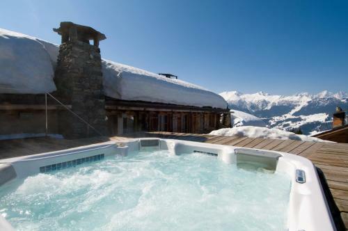 Artsy Luxurious Ski-in-out-chalet