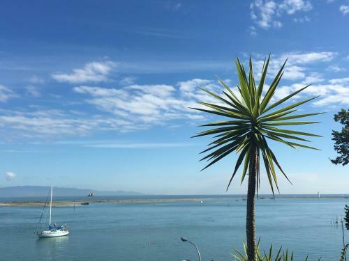 Hostal Waterfront Bliss
