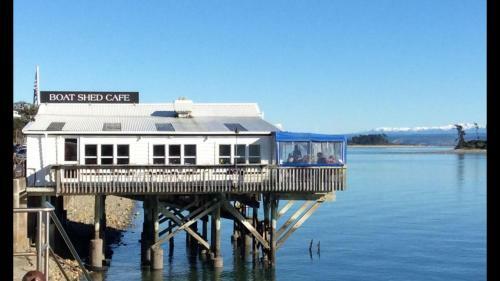 Hostal Waterfront Bliss