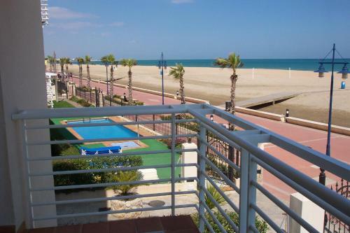 Apartamento En Primera L�nea de Playa Con Piscina Y Parking