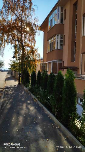 Unique Location Apartment With Parking