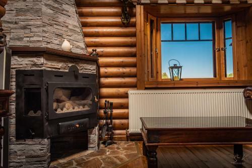 *2 Bdr Log House /mountains/queen Bed/fireplace