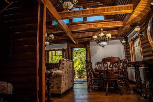 *2 Bdr Log House /mountains/queen Bed/fireplace