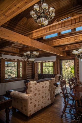 *2 Bdr Log House /mountains/queen Bed/fireplace
