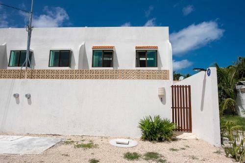 New Modern Villa, Private Pool, High Internet Speed, 2 Blocks From The Beach