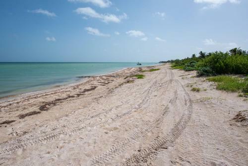 New Modern Villa, Private Pool, High Internet Speed, 2 Blocks From The Beach