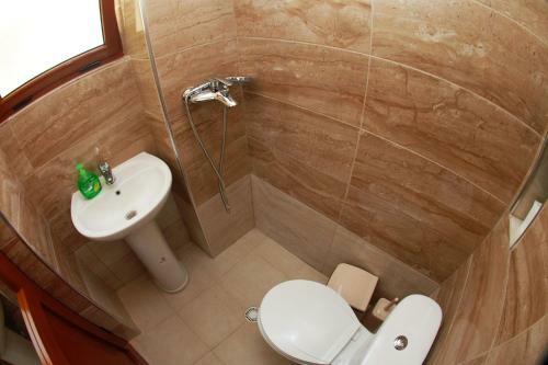 Hostal Isufi Guest Houses