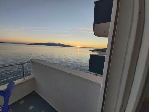 Sunset By The Sea Apartments - Private Beach