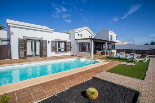 Inviting 2-bed Villa In Playa Blanca