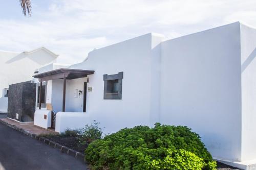 Inviting 2-bed Villa In Playa Blanca