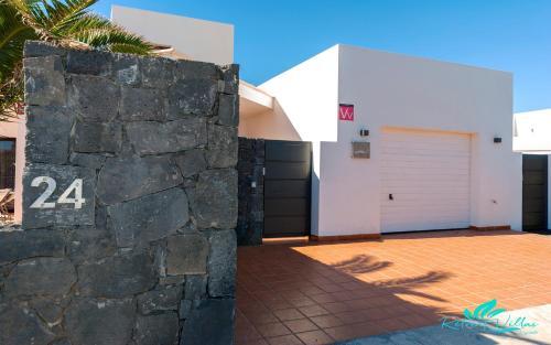 Remarkable 3-bed Villa In Playa Blanca