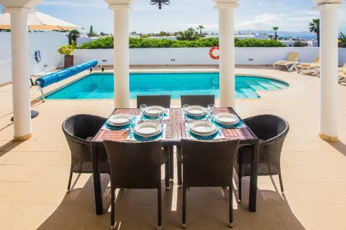 Remarkable 4-bed Villa In Playa Blanca