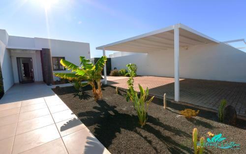 Stunning 4 Bed Villa With Studio In Playa Blanca
