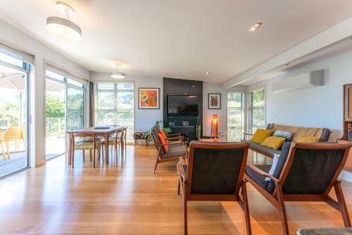 Onetangi Oasis - Waiheke Island Holiday Home