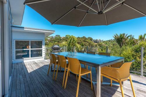 Onetangi Oasis - Waiheke Island Holiday Home